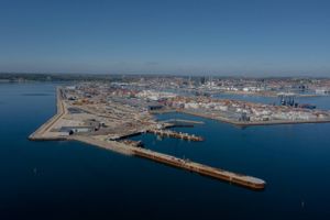 Teknik og Miljø anbefaler NRGi at finde en ny placering til vindmøller på havnen, men Aarhus Havn afviser andre placeringer. En eventuel lukning af vandflyveren er ulovlig, oplyser rådmand.