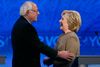 Bernie Sanders og Hillary Clinton har hidtil holdt en høflig tone i debatten. Men Sanders’ fremmarch i meningsmålingerne har tvunget Clinton i offensiven. Foto Jim Cole/AP.