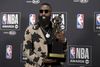James Harden med prisen for NBA's mest værdifulde spiller. Foto: Richard Shotwell/AP