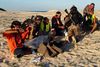 Kaptajn Eddy Lopez (t.v.) og de fem andre sømænd på stranden i Somalia efter deres frigivelse i tirsdags, hvor de blev mødt af specialstyrker og fløjet ud til fregatten ”Iver Huitfeldt”. Foto: SOK