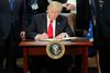 Donald Trump underskrev onsdag aften dansk tid to dekreter om indvandring og grænsesikkerhed. Foto: Pablo Martinez Monsivais/AP