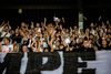 AGF-fans havde grund til jubel i forbindelse med superliga-kampen mellem AGF og Vejle på Ceres Park i Aarhus mandag aften. Men for nogles vedkommende foregik jubelen ikke efter de gældende afstandskrav. Foto: Lasse Lagoni