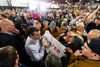 Ted Cruz skriver autografer til sine støtter efter et valgmøde lørdag i Kootenai County Fairgrounds i Coeur d’Alene, Idaho. Foto: Shawn Gust/Coeur D'Alene Press/AP