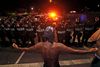 Under en protest mod politidrab på sorte mænd stillede denne demonstrant sig fredag op overfor politiet i Phoenix, Arizona. Foto: Ross D. Franklin/AP.