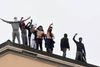 Fangeoprør i San Vittore-fængslet i Milano. De indsatte protesterer over et dekret, som forbyder fysisk kontakt under besøg, som skal foregå over video. Foto: Flavio Lo Scalzo/Reuters