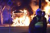 26 politibetjente og 14 civile kom til skade ved weekendens optøjer. Rasmus Paludan selv meddelte efterfølgende, at han ville tage en pause fra sine koranafbrændinger i Sverige. Foto: Johan Nilsson/TT/Ritzau Scanpix