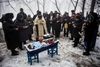 De sørgende samlede sig tirsdag omkring den fireårige Artiams kiste i Kujbisevskij- distriktet i udkanten af Donetsk. Drengen blev dræbt under et ukrainsk artilleri angreb. Under kampene tirsdag ved Donetsk blev mindst tre civile dræbt, skriver nyhedsbureauerne. Foto: Manu Brabo/AP