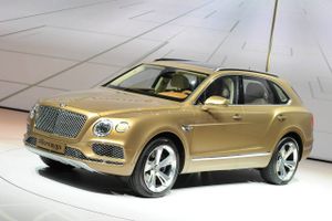 Designet på Bentayga lægger sig op af de klassiske Bentley-modeller. Men frihøjden er større og formerne mere fyldige.