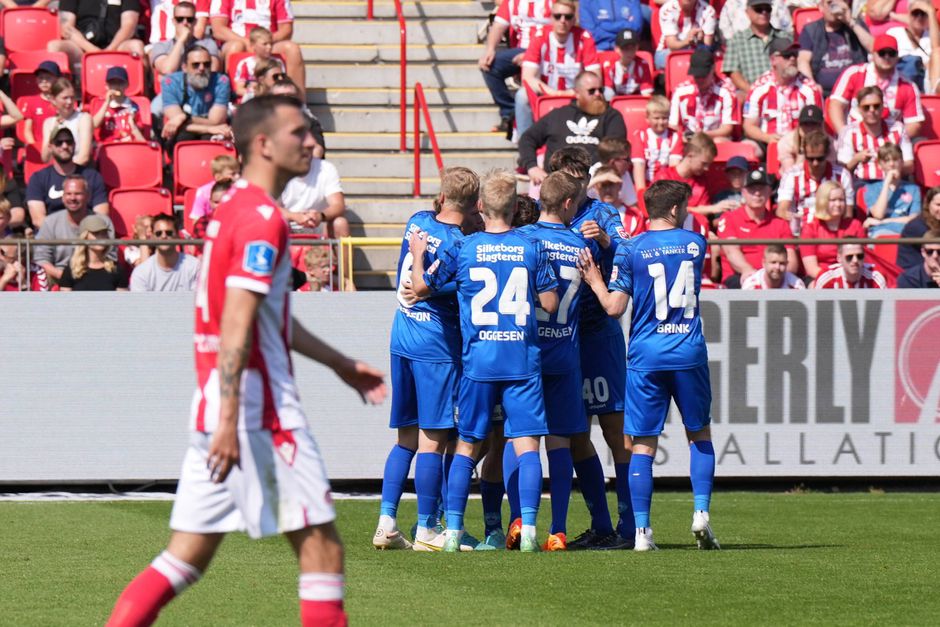 AaB rykker ud af Superligaen efter 36 års uafbrudt ophold i den bedste fodboldrække. 