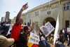 Afrikas ældste statsleder måtte give op efter en uges massivt pres fra demonstranter, politikere og militæret, som formåede at gennemføre et slow-motion kup nogenlunde uden at træde forfatningen under fode. Foto: Ben Curtis/AP