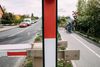 Tirsdag morgen måtte bilister og cyklister i Skødstrup vente på, at den tunge trafikant letbanen passerede. Foto: Tobias Nicolai