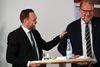 Lars Christian Lilleholt overdrager til klima-, energi- og forsyningsminister Dan Jørgensen i Energi-, Forsynings- og Klimaministeriet. Foto: Philip Davali/Ritzau Scanpix