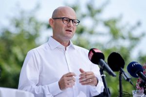 Den konservative statsministerkandidat går til valg på en stribe skattelettelser. Pape giver alt for meget til de rigeste, mener Socialdemokratiet. 