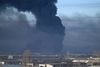 Sort røg steg op fra en militærlufthavn nær Kharkiv i Ukraine torsdag morgen. Foto: ARIS MESSINIS /Afp