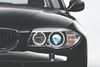 Xenonlys er genkendeligt på en blå rand omkring det hvide lyscentrum. Her fra en BMW 1-serie fra forrige generation.