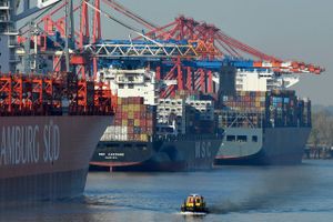 Antallet af containere, der langes over kaj i en europæisk storhavn som Hamborg, er et vidnesbyrd om den pressede verdenshandel. Foto: AP/Martin Meissner