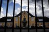 Der er løbende flygtninge og migranter, der får afslag på asyl, som forsvinder og går under jorden og derfor ikke bliver sendt tilbage til deres hjemlande. Nogle forsvinder, mens de fortsat bor på et asylcenter, som f.eks Center Sandholm, andre forsvinder eksempelvis fra udrejsecentrene, hvor de afviste kan komme og gå som de vil. Arkivfoto: Mikkel Berg Pedersen