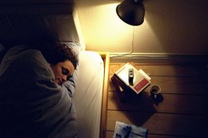En søvnprofessor anslår, at 300.000-400.000 danskere er plaget af træthed om dagen på grund af massive søvnproblemer.