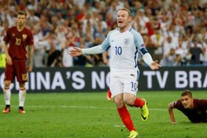 Wayne Rooney blev afprøvet i en ny rolle mod Rusland, men heller ikke det fungerede, så måske venter bænken på den 30-årige Manchester United-spiller. Foto. Kirsty Wigglesworth/AP