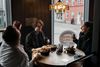 Især Generation Y, de 15-33-årige, er glade for de nye burgerbarer som Murphy’s Burger Joint, hvor Søren Starcke Aggeboe, Daniel Halkjær og Carina Terney (set fra venstre) har sat tænderne i en burger. Foto: Casper Holmenlund Christensen