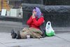 Nogle af Europas fattigste mennesker er i år strømmet til Norge, fordi her er penge. Ikke i form af jobs, men ved at sidde på gaden med et lille krus foran sig og tigge. Men romaerne er ikke lige vellidte overalt.