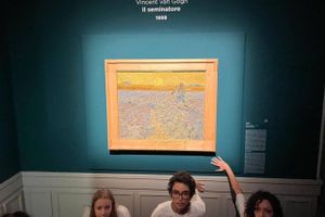 Van Gogh-maleri blev fredag udsat for suppekast af aktivister. Maleriet har ikke lidt skade, siger talsperson.