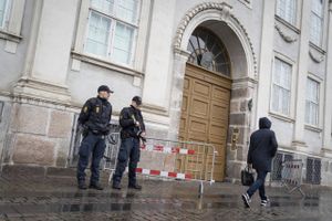 Fransk præsident har kaldt angreb i kirke for terror. I Danmark bevogter politiet fransk ambassade.