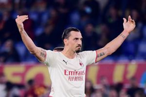 Med to afgørende aktioner blev Zlatan Ibrahimovic helten for AC Milan, som vandt 2-1 over AS Roma i Serie A.