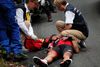 Australieren Richie Porte blev kørt på hospitalet efter sit grimme styrt under en nedkørsel i slutningen af 9. etape af Tour de France. Foto: Christophe Ena/AP