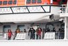 De første passagerer, der blev testet negativ for coronavirussen, fik fredag lov til at forlade "Diamond Princess". Størstedelen af passagererne har dog stadig ikke fået lov til at gå fra borde. Foto: Charly Triballeau/AFP