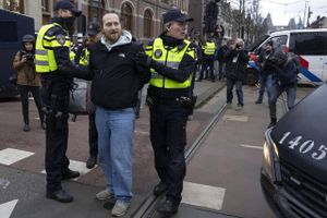 Tusinder var søndag samlet i et nedlukket Amsterdam for at vise deres modstand mod regeringens coronatiltag.