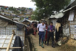 I Cox's Bazar, her besøgt af præsident for Den internationale Røde Kors Komité Peter Maurer, bor nogle af de omkring 700.000 mennesker fra det muslimske rohingya-mindretal, som er flygtet fra en omfattende militæroperation i Myanmar sidste år. Foto: Rishi Lekhi/AP
