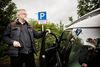 Niels Henrik Bruun ved parkeringspladsen for delebilerne i centrum af Silkeborg. Kommunen har stillet pladsen til rådighed for at støtte idéen om delebiler. Foto: Rune Aarestrup Pedersen