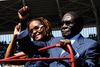 Robert Mugabe blev 95 år gammel. Her ses han med sin kone, Grace Mugabe, ved sin indsættelsesceremoni i 2013. I næsten fire årtier sad Mugabe først som premierminister og senere som præsident på magten i Zimbabwe. Foto: Alexander Joe/AFP