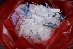 Store mængder medicinsk affald fra pandemien presser systemer og er dårligt for miljøet, advarer WHO.