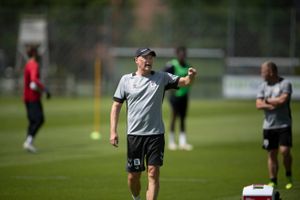 Uwe Rösler, erfaren tysk fodboldtræner, bærer historien med sig i sit nye job i AGF – både sin egen med en kræftsygdom, men også de erfaringer, han har fået i et langt liv i fodbold.
