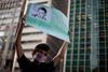 I Brasilien mener demonstranter, at regeringen burde give asyl til Edward Snowden, som nu har midlertidigt asyl i Rusland. Foto: Andre Penner/AP.