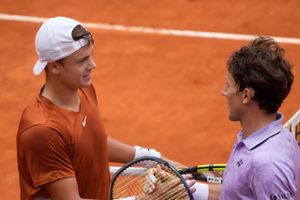 Et år efter storstilet drama på og uden for banen mødes Holger Rune og Casper Ruud i en nordisk duel på gruset i Paris. Jyllands-Postens sportsredaktør forventer en kamp af de helt store. 
