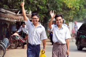 
    TOPSHOT - Reuters journalists Wa Lone (L) and Kyaw Soe Oo gesture as they walk to Insein prison gate after being freed in a presidential amnesty in Yangon on May 7, 2019. - Two Reuters journalists who had been jailed for their reporting on the Rohingya crisis in Myanmar walked out of prison on May 7, freed in a presidential amnesty after a global campaign for their release. Foto: Ann Wang/AFP  