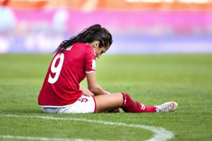 Nadia Nadim har sat sig ned på banen efter nederlaget til Sverige i kvindelandsholdets VM-kvalifikationskamp. Foto: Henning Bagger/Ritzau Scanpix