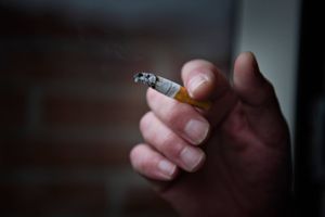 Ingen født i og efter 2010 skal starte med at ryge ifølge regeringen, der dog møder modstand fra EU-regler.