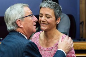  Jean-Claude Juncker hilser på Margrethe Vestager i forbindelse med et møde i EU-Kommissionen. Foto: Geert Vanden Wijngaert/AP