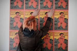 En plakat lavet af Socialistisk Ungdomsfront med et seksuelt motiv er blevet kritiseret for at have et pornoficeret syn på kvinder. Både Socialistisk Ungdomsfront og kunstneren bag er uenige i kritikken.