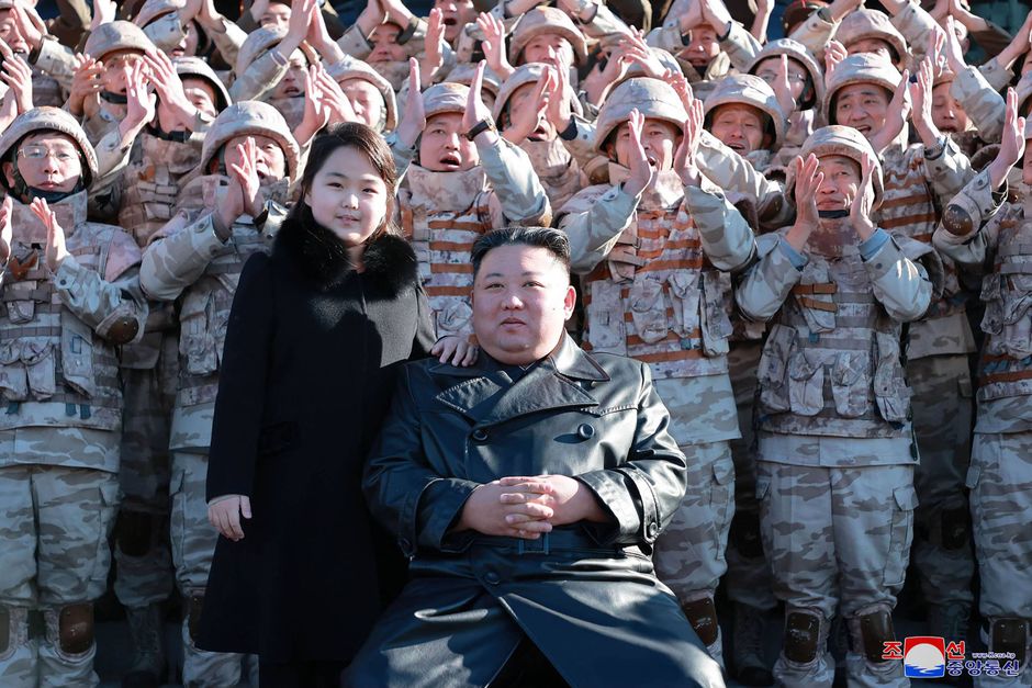 Nordkorea er et af verdens mest mandsdominerede samfund. Men lige netop diktatoren Kim Jong-un omgiver sig faktisk med en inderkreds af magtfulde kvinder.