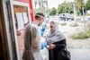 De seneste dages stigning i antal coronasmittede i Aarhus har gjort det nødvendigt at udbrede muligheden for at blive testet. Derfor åbnede Region Midtjylland – i samarbejde med Aarhus Kommune og Styrelsen for Patientsikkerhed – blandt andet en mobil testenhed i Gellerup. Her blev blandt andre Alaa Ali på 45 år testet for covid-19. Foto: Michael Drost-Hansen/Ritzau Scanpix