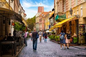 Litauens hovedstad vil hjælpe byens trængte restaurationsliv ved at lade caféer og restauranter rykke deres borde ud på pladser og gader, hvor der er god plads til at holde afstand. 