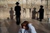 Ortodokse jøder ved Grædemuren i Jerusalem. Premierminister Netanyahus forslag om ved lov at gøre Israel til nationalstat for jøderne risikerer at trække nationen i retning af de udemokratiske muslimske naboer, mener kritikere. Arkivfoto: Niels Hougaard