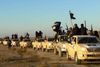På billedet er Islamisk Stat alt at dømme på vej ind i Raqqa i Syrien i 2014. I dag - tre år senere - er terrorgruppen i højere grad på vej ud fra byer som Raqqa, lyder vurderingen fra Deniz Serinci, journalist og historiker med ekspertise i Islamisk Stat. Foto: AP