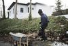 Kfle Okubat Tewolde plejede at arbejde som landmand i Eritrea. Efter han er flygtet, arbejder han i dag på en villavej i Højbjerg. Foto: Laura Bisgaard Krogh