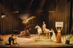 En kæmpestor plastichest, en filmisk scenografi, feministiske voldshandlinger og et blodigt blowjob i forfriskende, alternativ iscenesættelse af ”Jane Eyre” på Aarhus Teater.